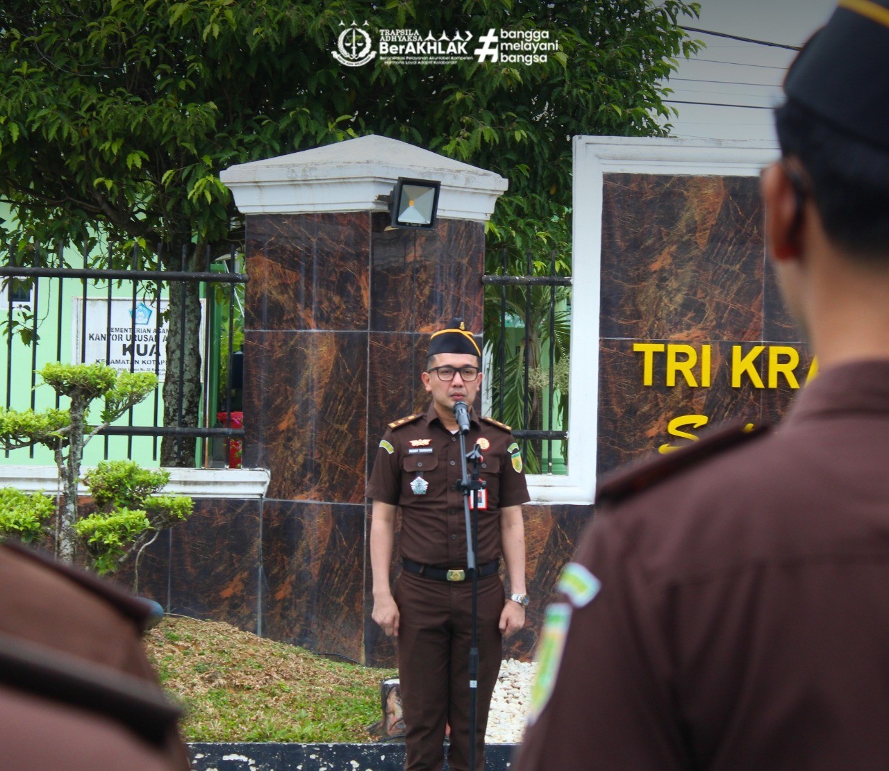 Kejaksaan Negeri Labuhanbatu Selatan melaksanakan Apel Pagi bertempat di Halaman Kantor Kejaksaan Negeri Labuhanbatu Selatan