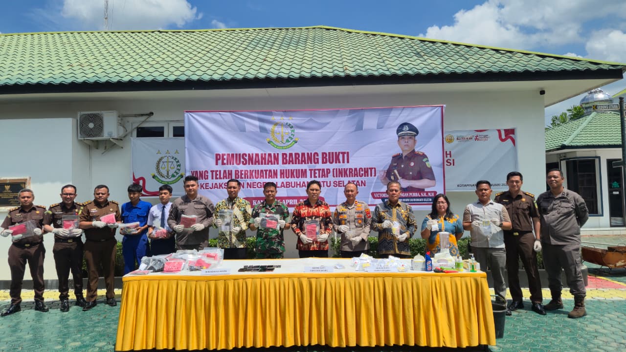 Kejaksaan Negeri Labuhanbatu Selatan melaksanakan Kegiatan Pemusnahan Barang Bukti Yang Mempunyai Kekuatan Hukum Tetap (Inkracht)