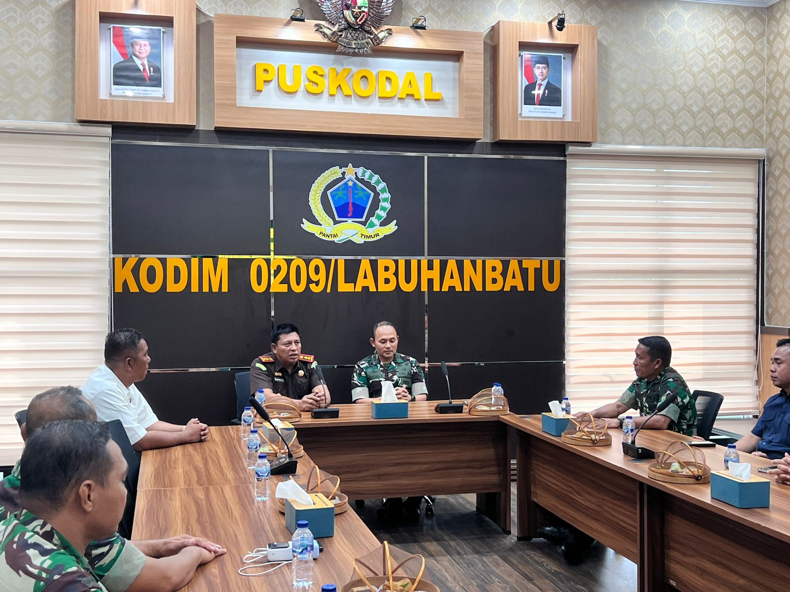 Kejaksaan Negeri Labuhanbatu Selatan melaksanakan kunjungan silahturahmi ke Kodim 0209/Labuhanbatu yang bertempat di Markas Komando Distrik Militer 0209/Labuhanbatu