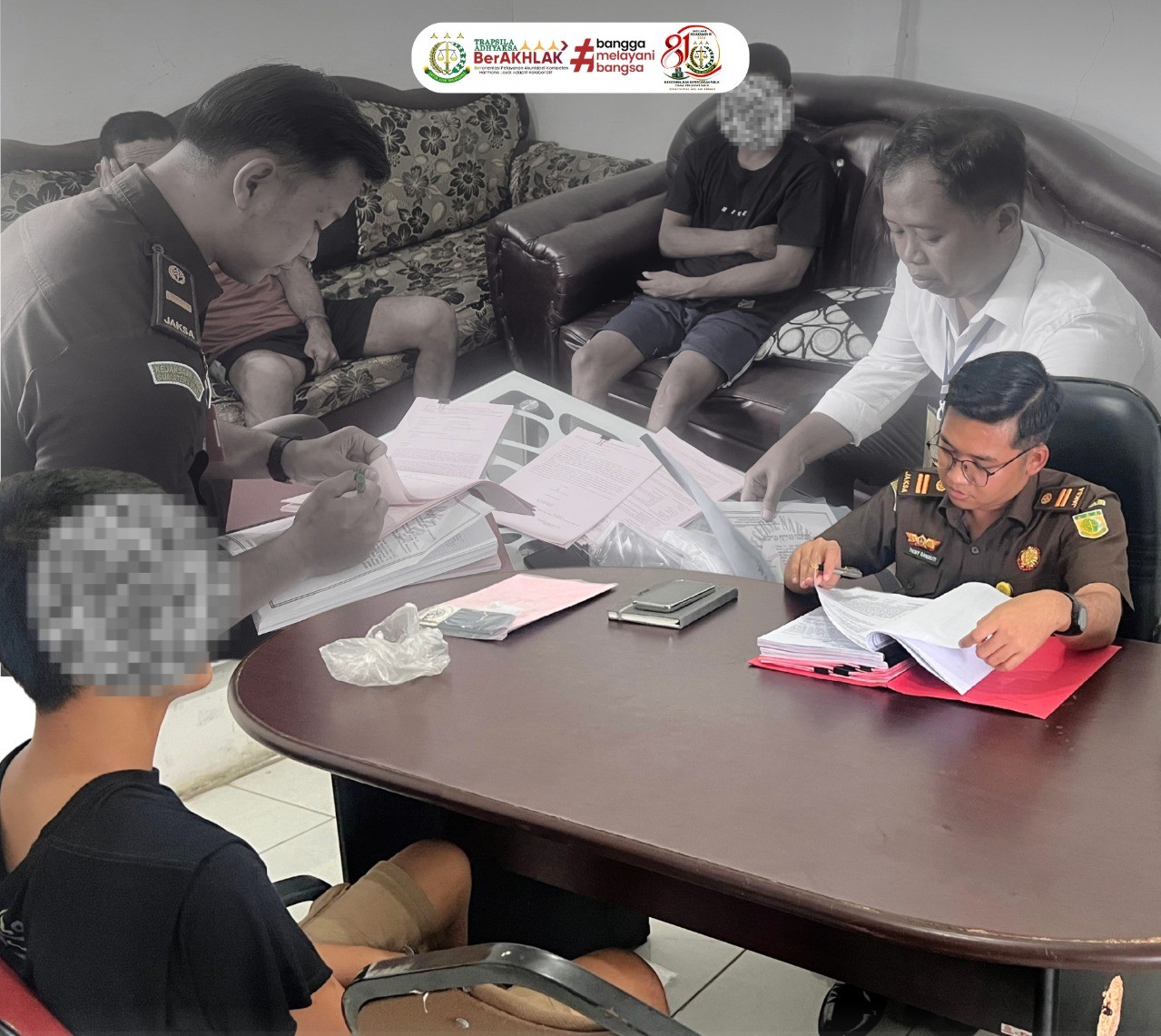 Ruang Tahap II Kantor Kejaksaan Negeri Labuhanbatu Selatan telah dilaksanakan Penyerahan Para Tersangka dan Barang Bukti (Tahap II) Tindak Pidana Umum oleh Penyidik Polres Labuhanbatu Selatan