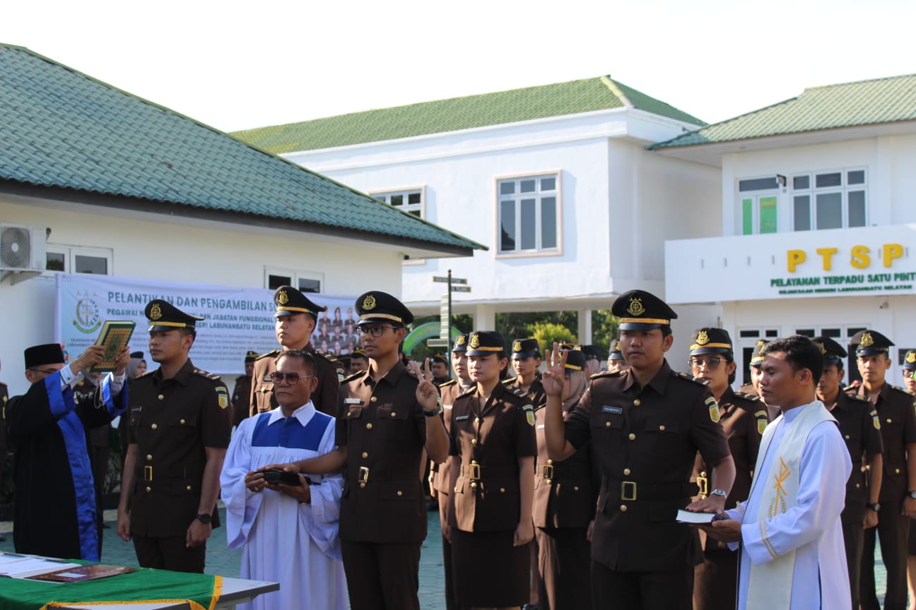 Upacara Pengambilan Sumpah/Janji dan Pelantikan Pejabat Eselon V & Pegawai Negeri Sipil (PNS) di Lingkungan Kejaksaan Negeri Labuhanbatu Selatan.